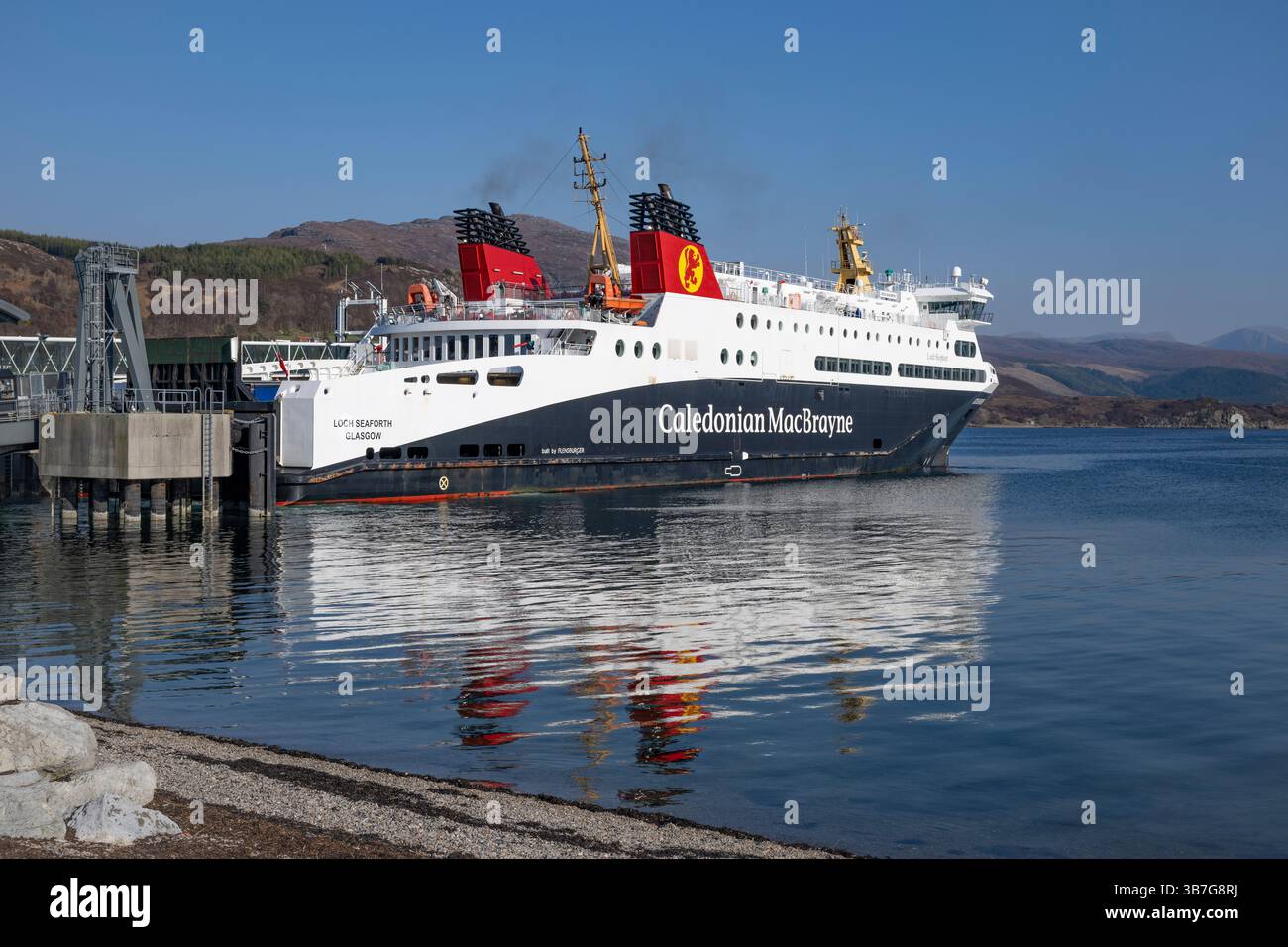 Caledonian MacBrayne RoRo Ferry Loch Seaforth a accosté dans le port d'Ullapool par une paisible soirée de printemps Banque D'Images