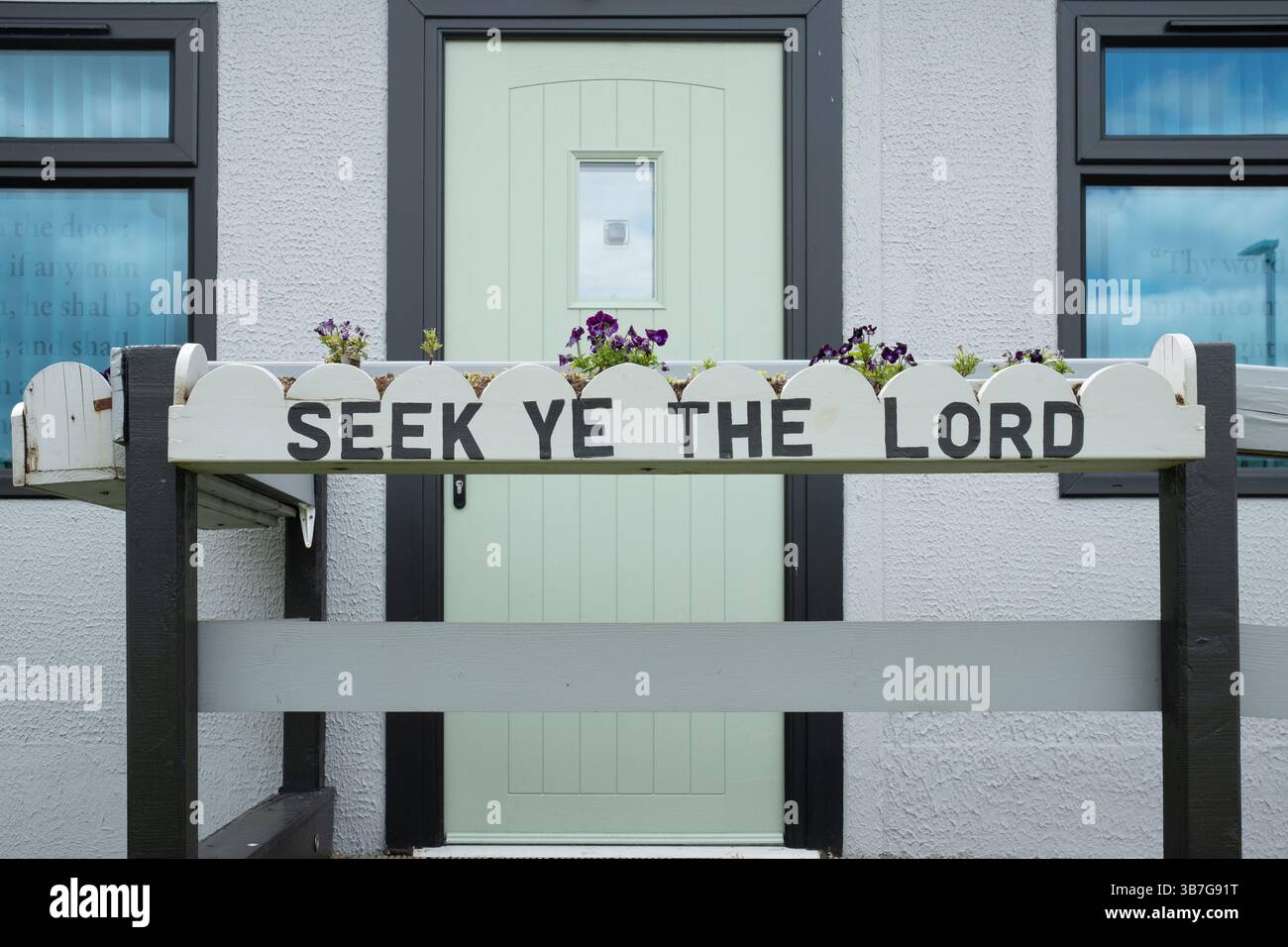 Ballymena, Irlande du Nord - 6 mai 2025 : signe évangélique chrétien à l'entrée du petit bâtiment de l'église dit chercher Ye le Seigneur. Banque D'Images