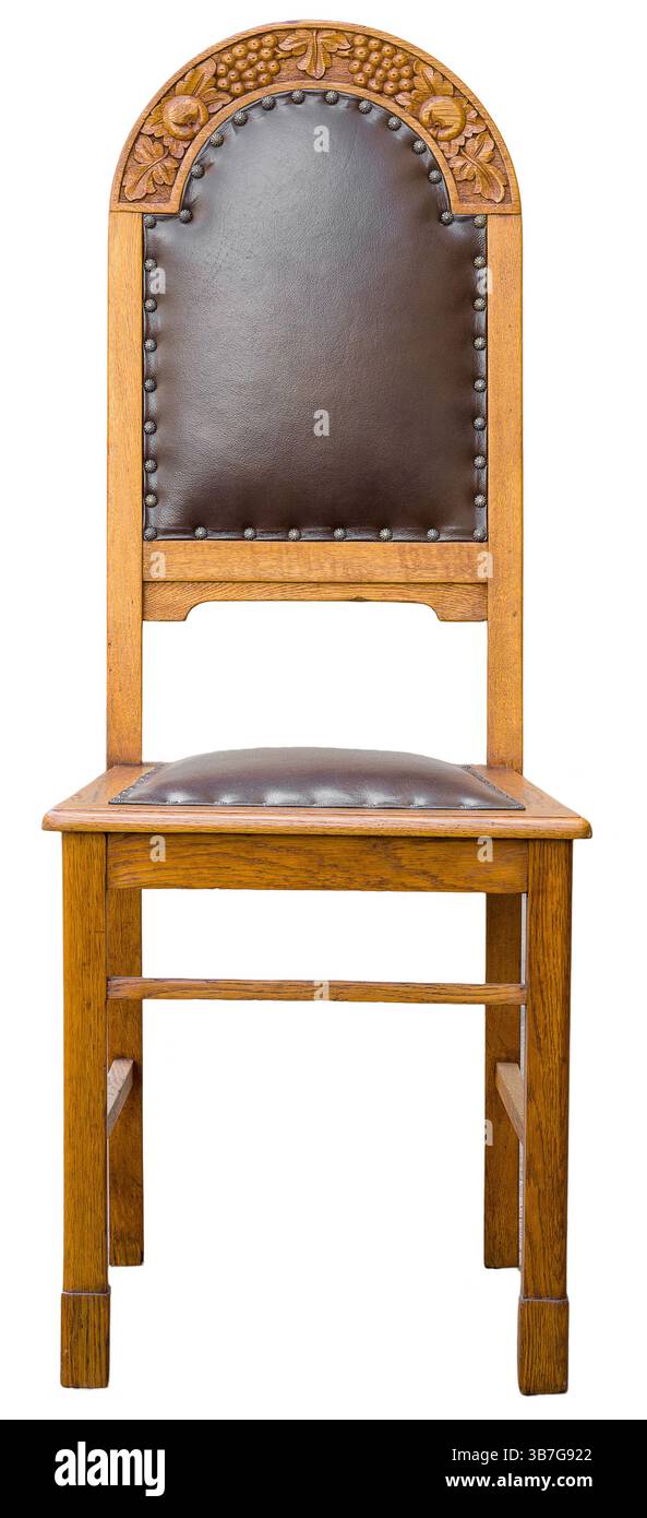 Une chaise en bois magnifiquement conçue avec un dossier au design complexe avec un rembourrage en cuir. Idéal pour ajouter de la sophistication à n'importe quelle vie ou di Banque D'Images