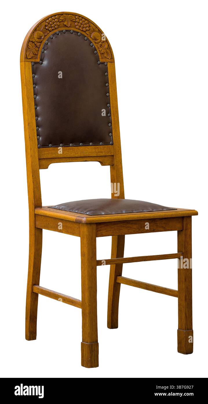 Cette chaise en bois présente des sculptures complexes sur le dossier et un siège rembourré marron confortable. Il est idéal pour les salles à manger ou à thème rustique Banque D'Images