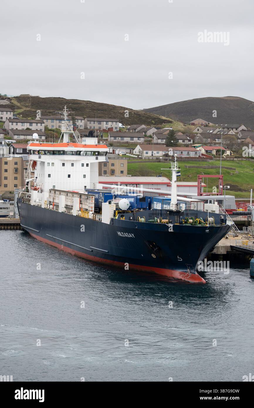 NorthLink Ferries Roll on Roll off Ferry pour véhicules commerciaux MS Hildasay accosté dans le port de Lerwick dans les Shetland au nord de l'Écosse Banque D'Images
