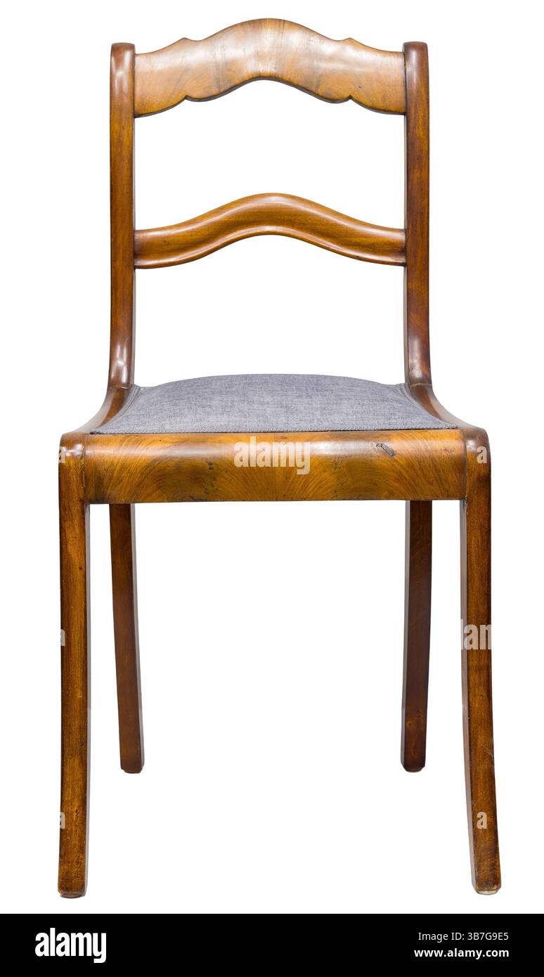 Cette chaise en bois présente un design classique avec une finition lisse et un siège en tissu. Il est placé sur une toile de fond neutre, soulignant son artisanat Banque D'Images