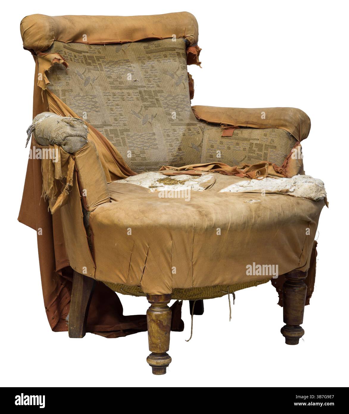 Une vieille chaise montre une usure importante avec un tissu en lambeaux et un cadre en bois altéré. Il se trouve dans une pièce faiblement éclairée, évoquant un sentiment de nostalgie et h. Banque D'Images