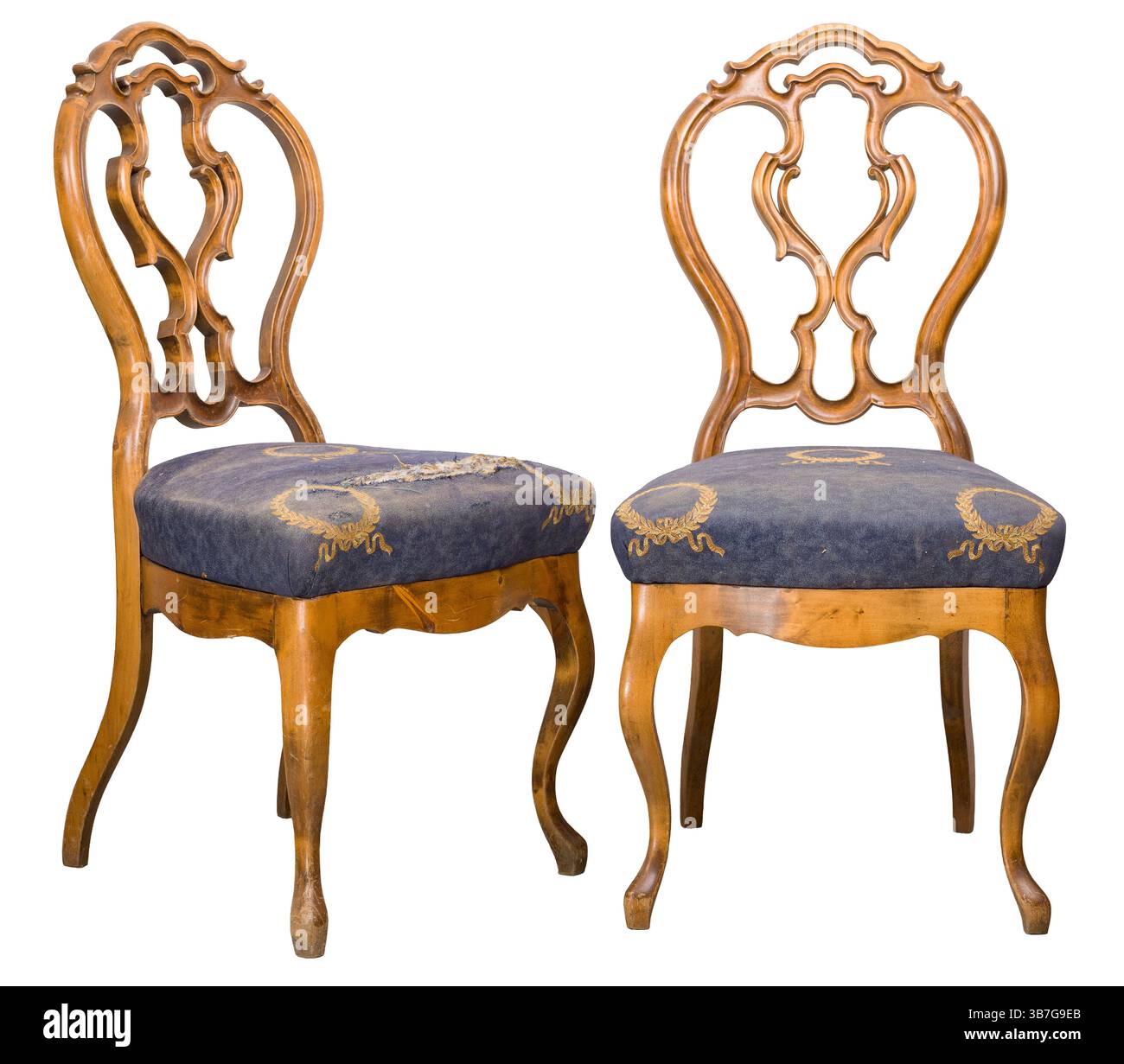 Deux chaises en bois vintage sont dotées de dossiers ornés et de sièges rembourrés bleus, parfaits pour ajouter du charme aux décors traditionnels de la chambre ou à l'espace vintage Banque D'Images
