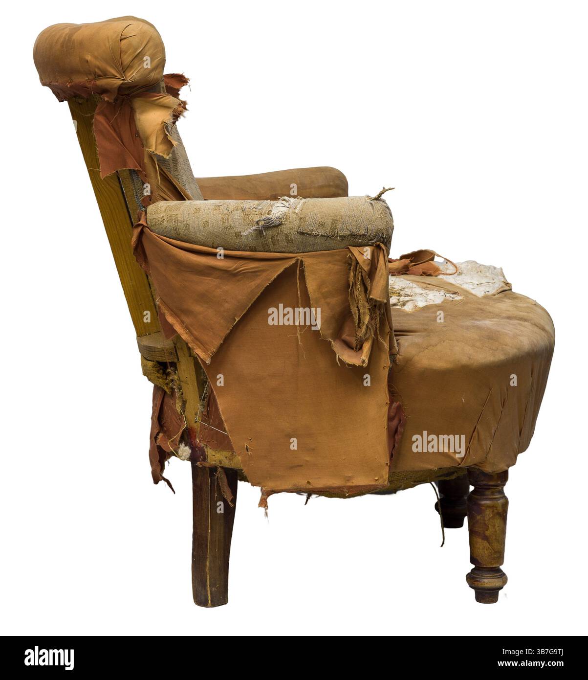 Un fauteuil antique est exposé montrant une usure significative. Le rembourrage est effiloché et des parties du cadre en bois sont visibles, suggérant un Banque D'Images