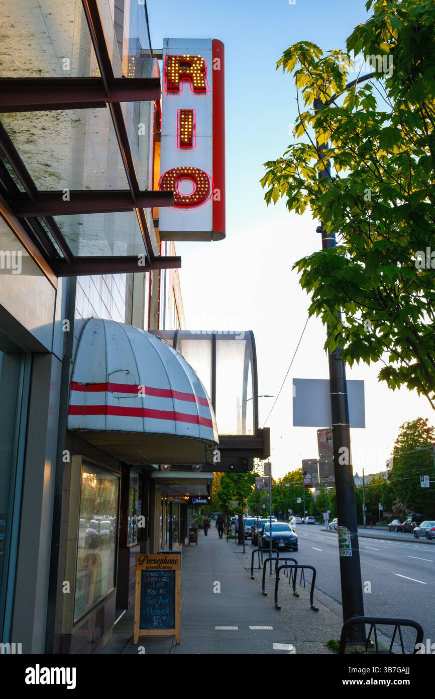 Le chapiteau et enseigne classique du Rio Theatre près de commercial Drive & East Broadway Street à Vancouver, en Colombie-Britannique. Banque D'Images