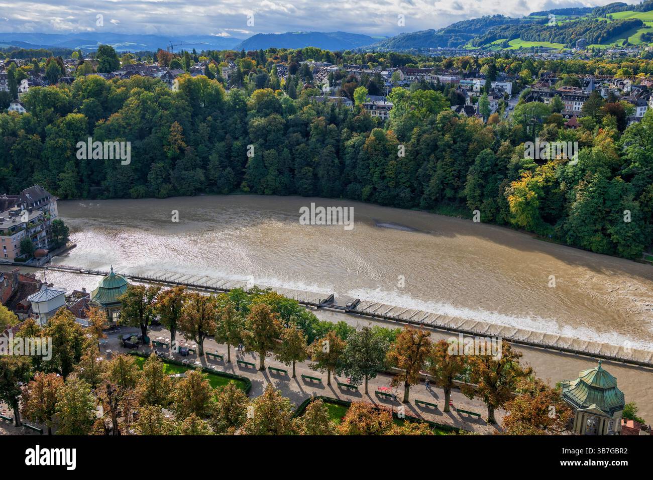 Ville de Berne en Suisse, point de vue Munsterplatform sur la rivière Aare, vue d'en haut. Banque D'Images