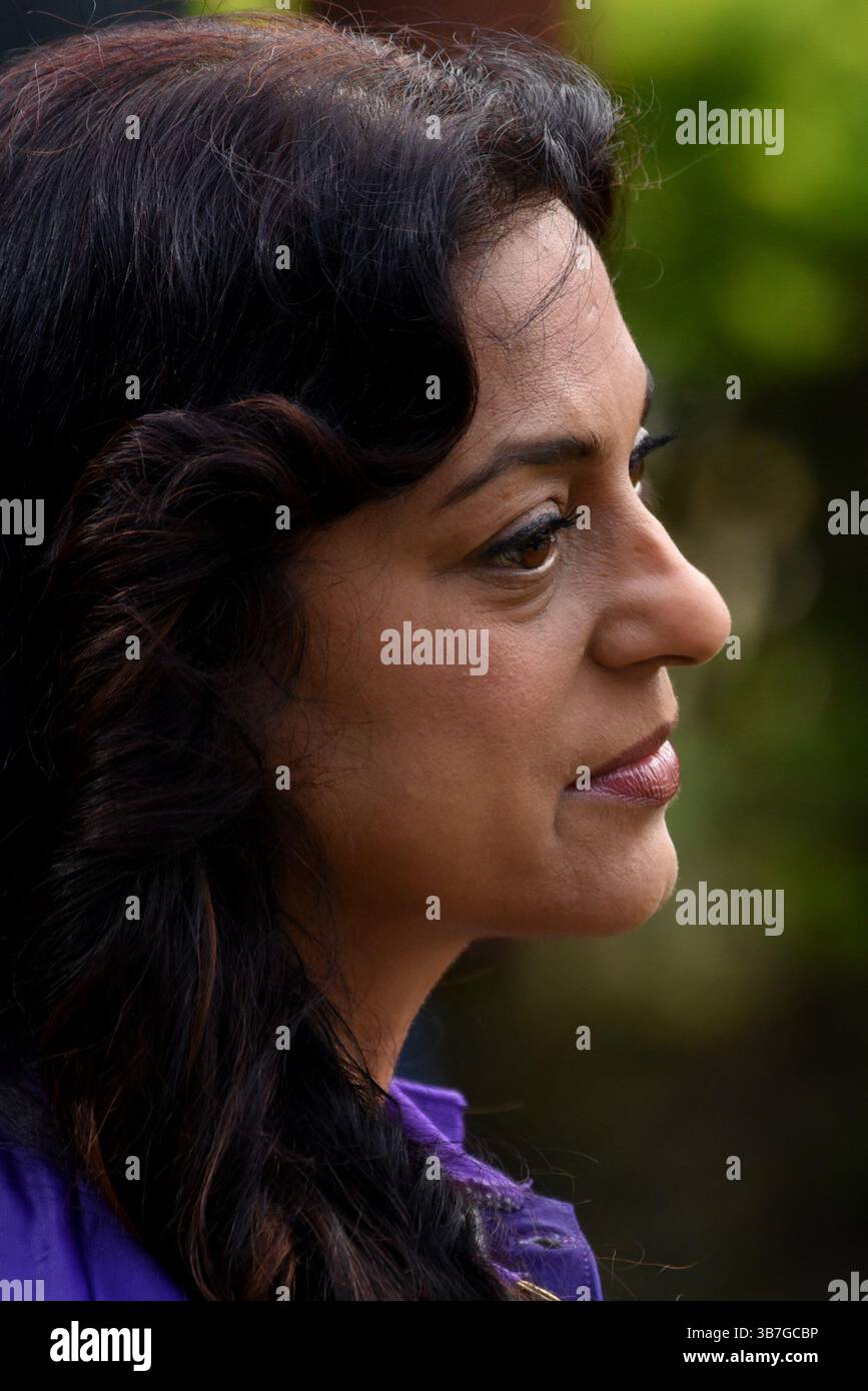 Kolkata, Inde. 06 mai 2025. Juhi Chawla, actrice de Bollywood et copropriétaire de KKR avec 40 Shahoshi Ranis, assistent à la séance d'entraînement et interagissent avec les joueurs à Eden Gardens à Kolkata, Inde, le 6 mai 2025, photo de Debajyoti Chakraborty(photo : Debajyoti Chakraborty/News images) à Kolkata, Inde, le 5/6/2025. (Photo de Debajyoti Chakraborty/News images/Sipa USA) crédit : Sipa USA/Alamy Live News Banque D'Images