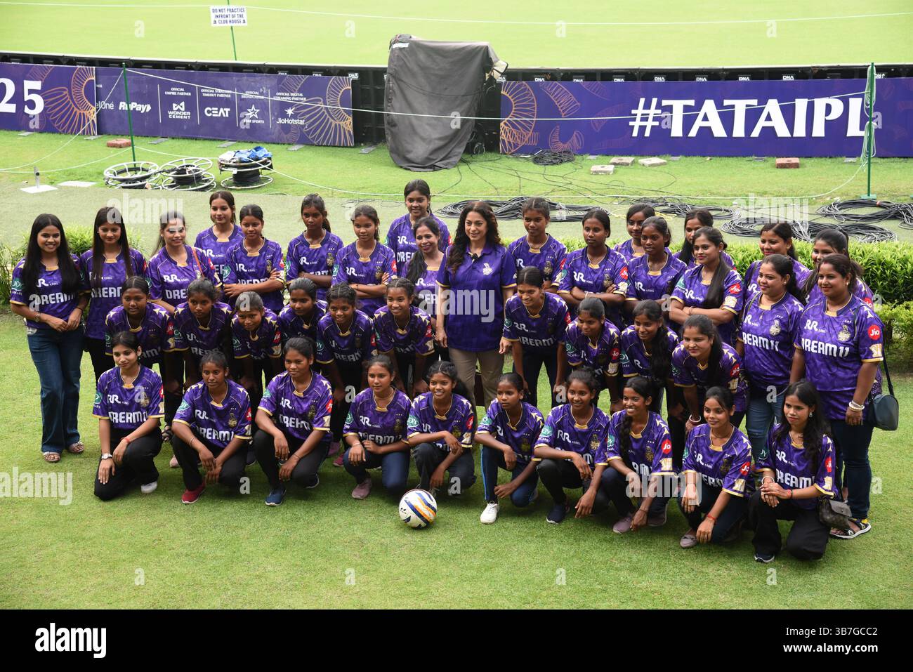 Kolkata, Inde. 06 mai 2025. Juhi Chawla, actrice de Bollywood et copropriétaire de KKR avec 40 Shahoshi Ranis, assistent à la séance d'entraînement et interagissent avec les joueurs à Eden Gardens à Kolkata, Inde, le 6 mai 2025, photo de Debajyoti Chakraborty(photo : Debajyoti Chakraborty/News images) à Kolkata, Inde, le 5/6/2025. (Photo de Debajyoti Chakraborty/News images/Sipa USA) crédit : Sipa USA/Alamy Live News Banque D'Images
