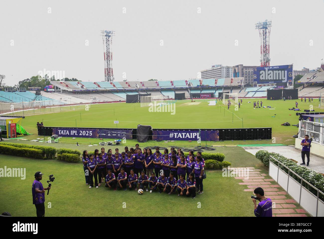 Kolkata, Inde. 06 mai 2025. Juhi Chawla, actrice de Bollywood et copropriétaire de KKR avec 40 Shahoshi Ranis, assistent à la séance d'entraînement et interagissent avec les joueurs à Eden Gardens à Kolkata, Inde, le 6 mai 2025, photo de Debajyoti Chakraborty(photo : Debajyoti Chakraborty/News images) à Kolkata, Inde, le 5/6/2025. (Photo de Debajyoti Chakraborty/News images/Sipa USA) crédit : Sipa USA/Alamy Live News Banque D'Images