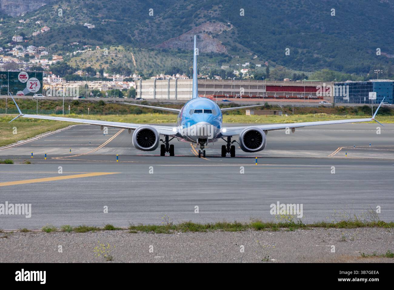 Un avion de ligne moderne TUI Airways Boeing 737 MAX circulant au sol pour décoller à l'aéroport de Málaga Costa del sol, immatriculé G-TUMK. Banque D'Images