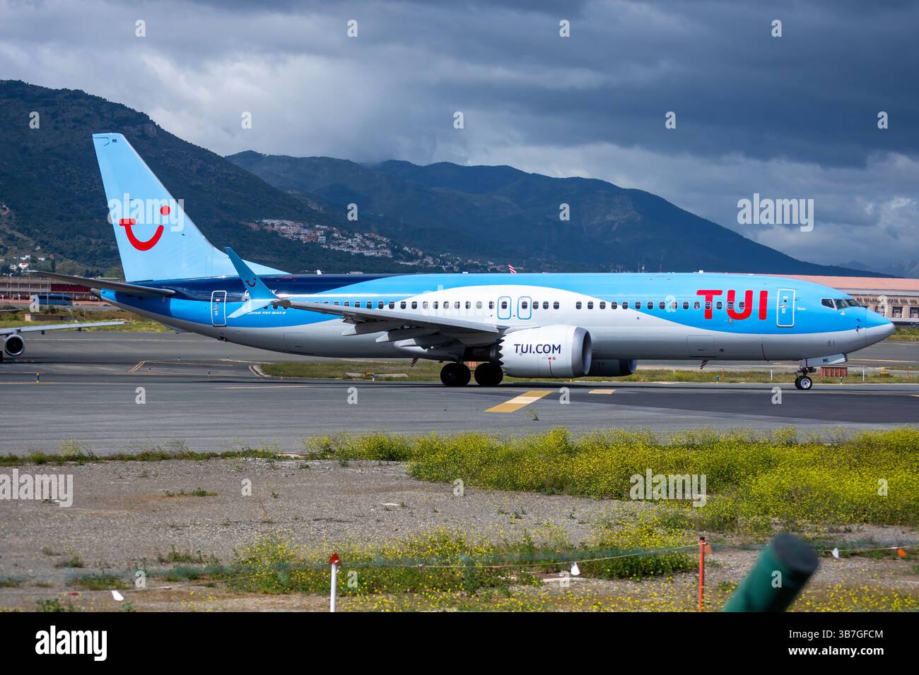 Un avion de ligne moderne TUI Airways Boeing 737 MAX circulant au sol pour décoller à l'aéroport de Málaga Costa del sol, immatriculé G-TUMK. Banque D'Images