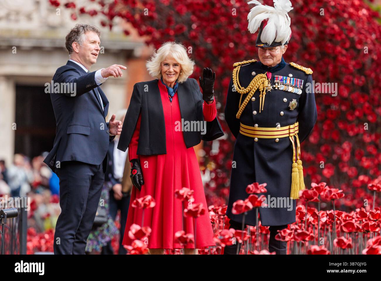Tour de Londres, Londres, Royaume-Uni. 6 mai 2025. Pour marquer le 80e anniversaire de la fin de la seconde Guerre mondiale, sa Majesté la reine Camilla installe le dernier coquelicot dans l’exposition de la Tour de Londres de près de 30 000 coquelicots en céramique de l’installation artistique commémorative de 2014, Blood Swept Lands and Seas of Red. Crédit : Amanda Rose/Alamy Live News Banque D'Images