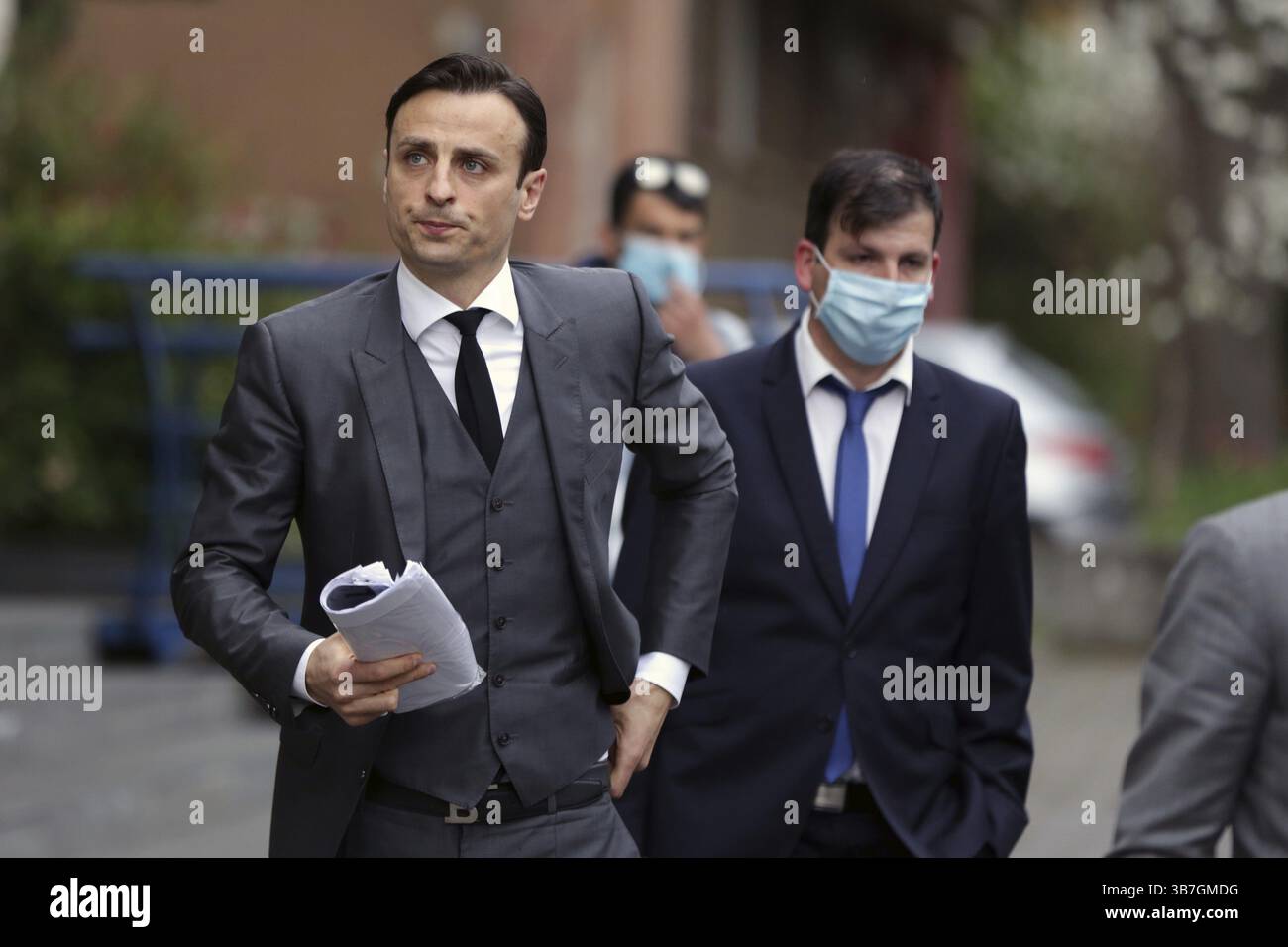 Sofia, Bulgarie: 27 avril 2021: L'ancien footballeur professionnel bulgare Dimitar Berbatov (L) quitte une conférence de presse à laquelle il a annoncé qu'il allait Banque D'Images