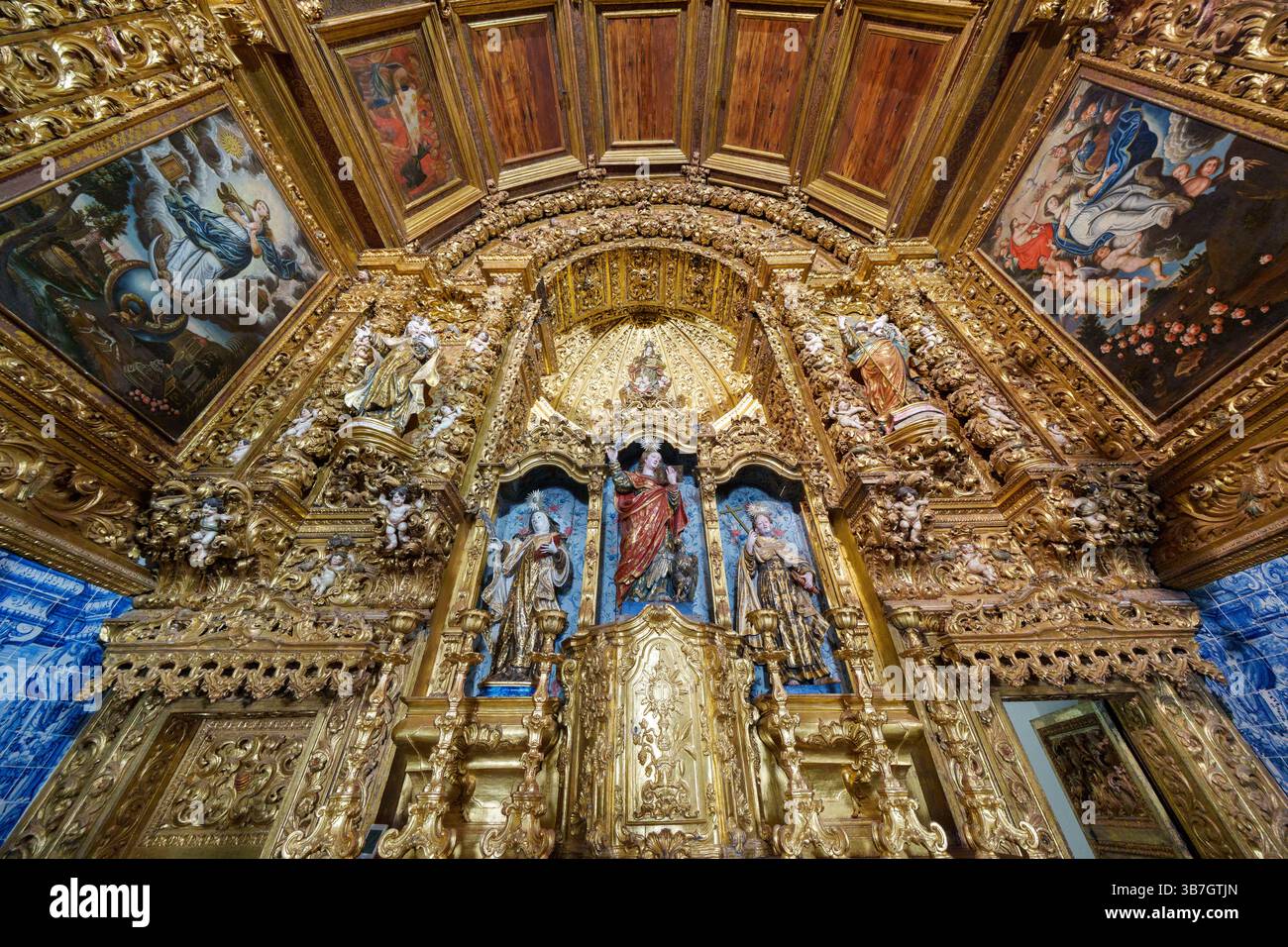 Autel baroque orné à l'intérieur de l'église Igreja de São João Evangelista das Carmelitas à Aveiro, Portugal, Europe Banque D'Images