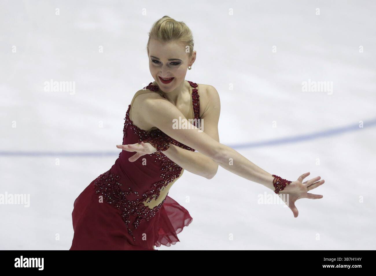 Sofia, Bulgarie - 28 février 2021 : Antonina Dubinina, de Serbie, se produit dans la catégorie de patinage gratuit senior féminin du Sofia Trophy International Banque D'Images