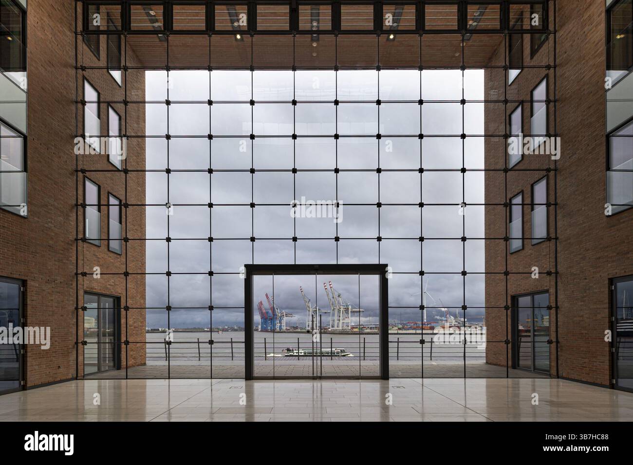 Vue à travers une grande fenêtre d'un port maritime à l'architecture industrielle, Port de Hambourg, ville libre et hanséatique de Hambourg, Allemagne, Europe Banque D'Images