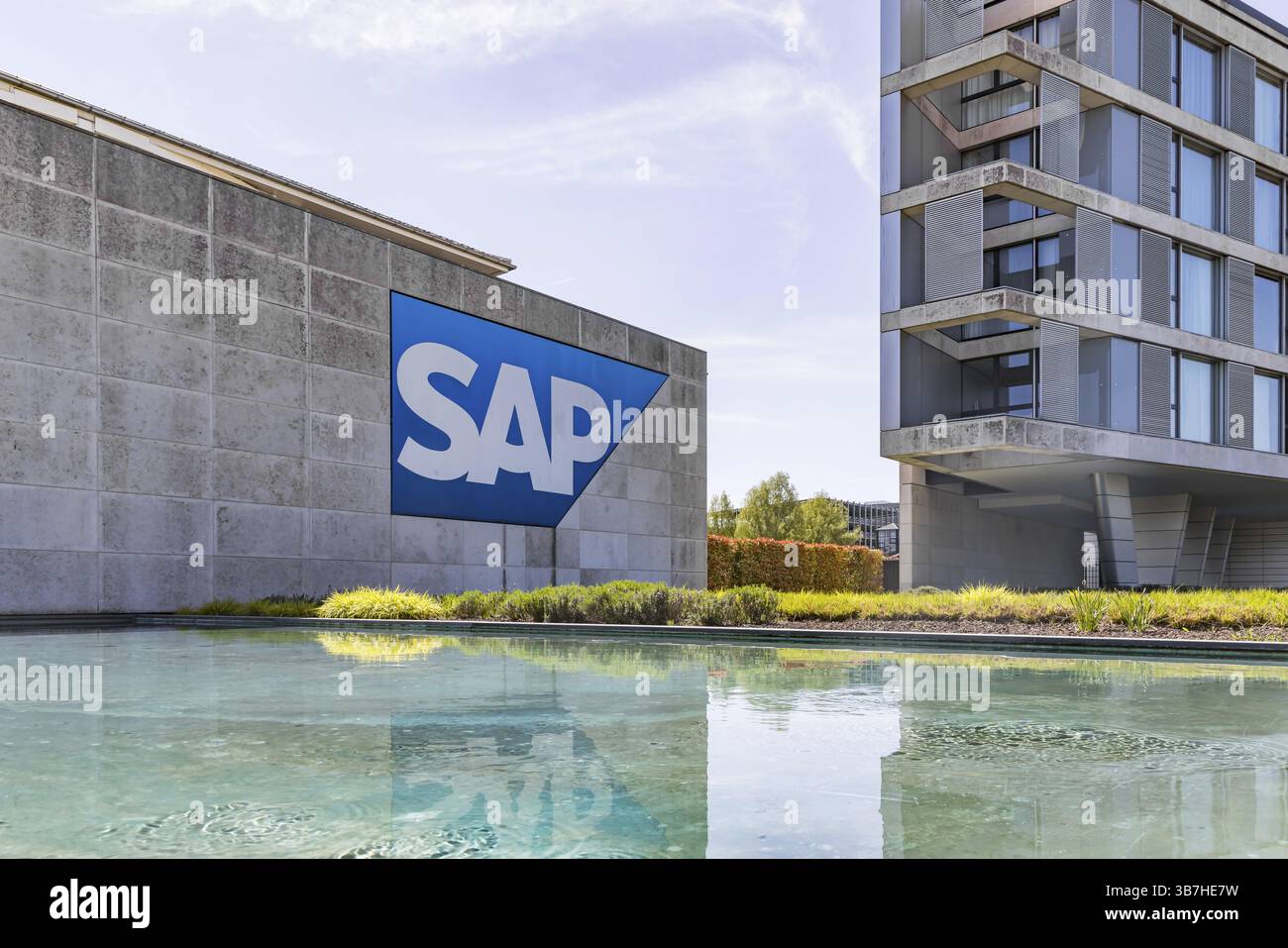 Logo et bâtiment de la société de logiciels cotée SAP, siège social. Walldorf, Bade-Wuerttemberg, Allemagne, Europe Banque D'Images