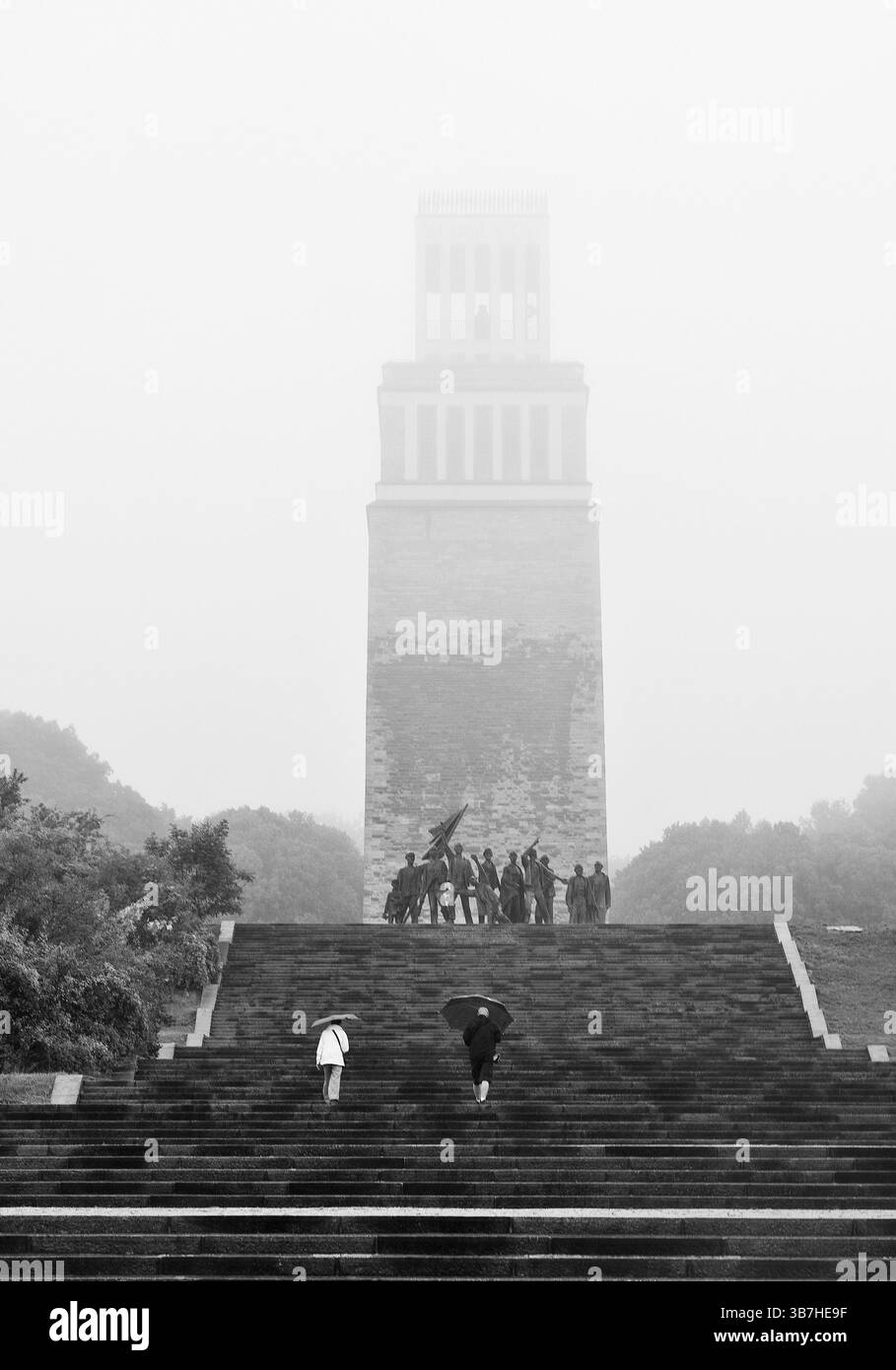 Escalier du groupe de personnages de Fritz Cremer avec le clocher, Mémorial de la forêt de hêtres, Weimar, Thuringe, Allemagne, Europe Banque D'Images