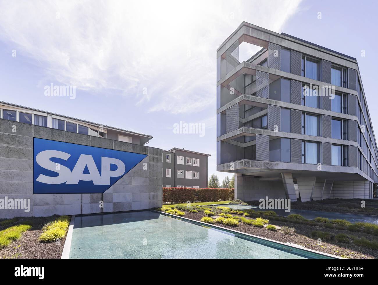 Logo et bâtiment de la société de logiciels cotée SAP, siège social. Walldorf, Bade-Wuerttemberg, Allemagne, Europe Banque D'Images