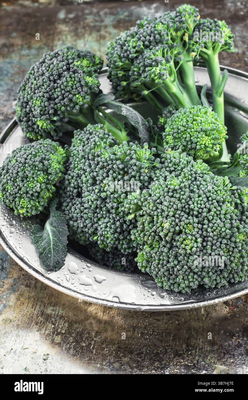 Récoltez le chou-fleur de brocoli sur une plaque de fer Banque D'Images