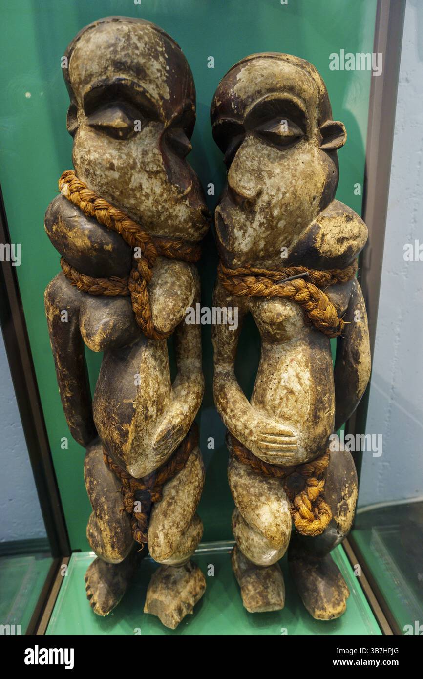 Masque de couple Africain malade, Congo, XXe siècle, bois polychrome, Musée sa Bassa Blanca (msbb) Yannick vu et Ben Jakober, Alcudia, Majorque, Espagne, EUR Banque D'Images