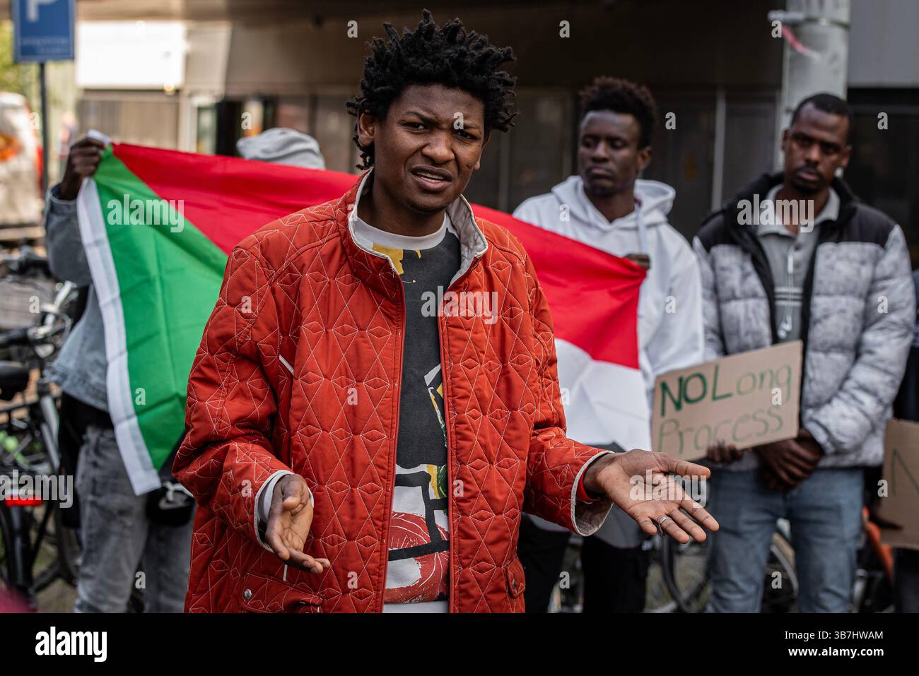 7 juin 2024, la Haye, Hollande du Sud, pays-Bas : un manifestant parle de la violence au Soudan. Le 7 juin 2024, l'Organisation soudanaise pour les réfugiés et le groupe Stand Up for Sudan ont protesté à la Haye, aux pays-Bas, pour la fin de la violence au Soudan. Ces organisations ont exigé la fin de la violence, pour soutenir l'aide humanitaire au Soudan, pour sensibiliser le monde entier à la violence. (Crédit image : © James Petermeier/ZUMA Press Wire) Banque D'Images