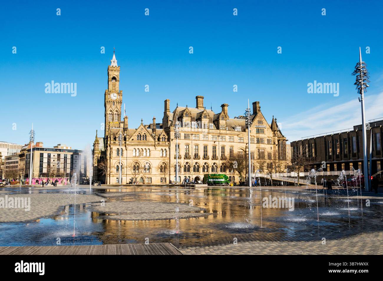 Hôtel de ville de Bradford vu à travers les fontaines de Centenary Square. Conçu par Lockwood & Mawson et ouvert en 1873. Banque D'Images