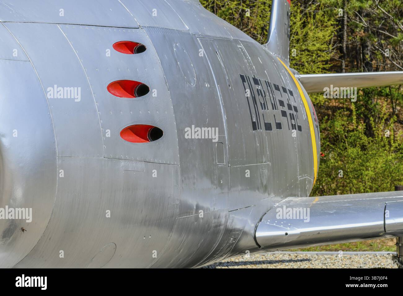 Hwanggan, Corée du Sud. 14 avril 2020 : ports d'armes sur le côté de l'avion de chasse F-86 Saber exposé au parc No Gun Ri Peace le jour ensoleillé du printemps Banque D'Images