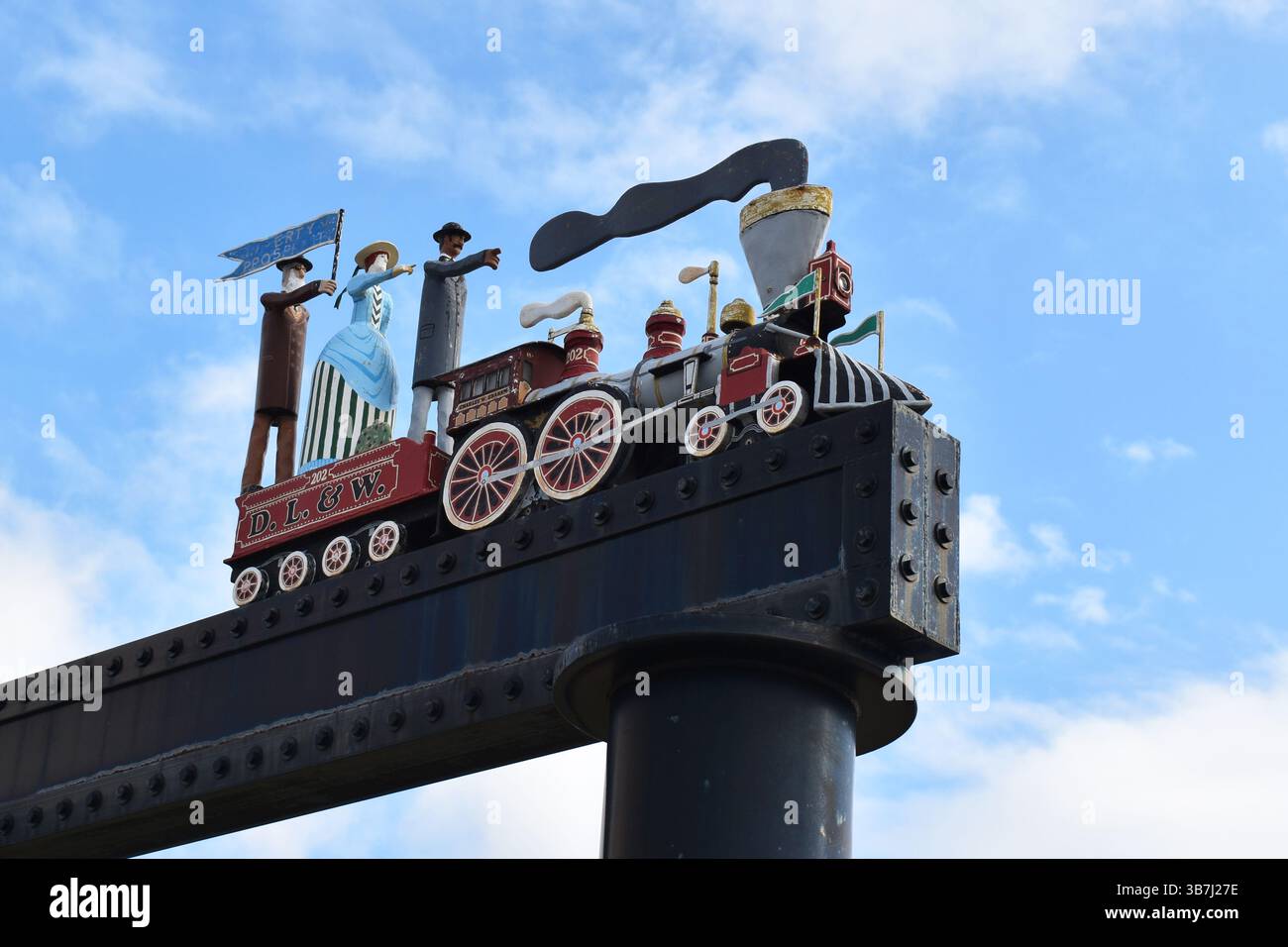 Vieille locomotive à vapeur jouet contre le ciel bleu, jolie sculpture vintage d'un train avec des gens à la gare de la ville, Hoboken, NJ, USA Banque D'Images