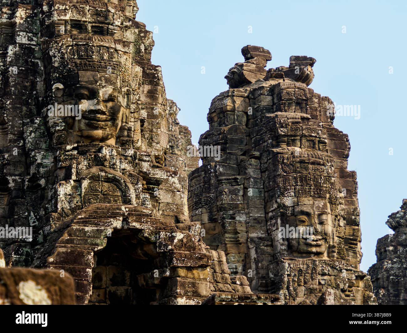 Visages souriants de Brahma sur les tours à Angkor Thom, Siem Reap, Cambodge Banque D'Images