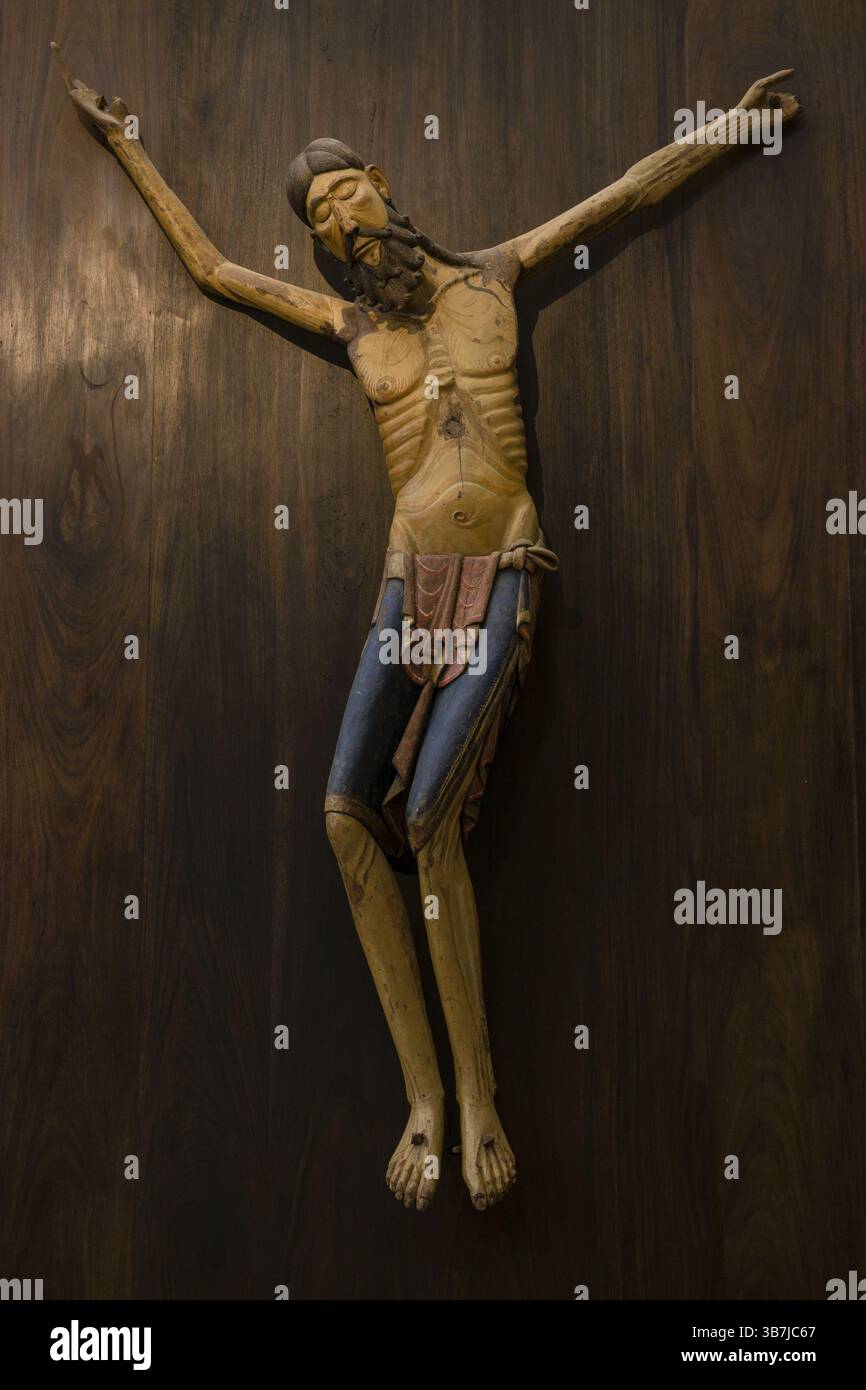 Cristo de Siresa, talla en madera de nogal policromada, sigloXIII, iglesia del monasterio de San Pedro, siglos XI-XII, Siresa, valle de Hecho, pirineo Banque D'Images