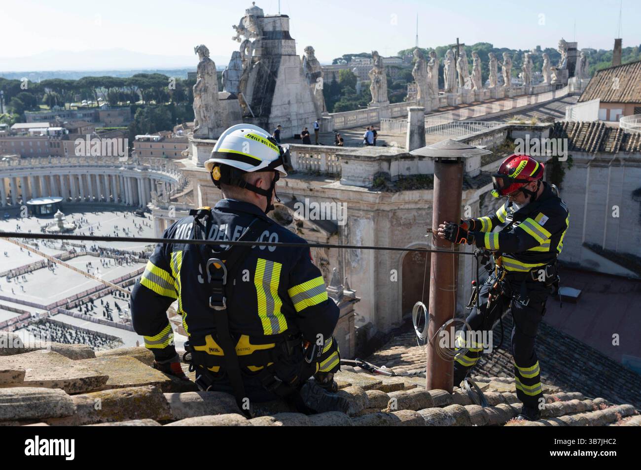 Non exclusif : installation de la cheminée par laquelle la sortie du bulletin de vote est indiquée sur le toit de la Chapelle Sixtine. ------- CLAUSE DE NON-RESPONSABILITÉ : Banque D'Images