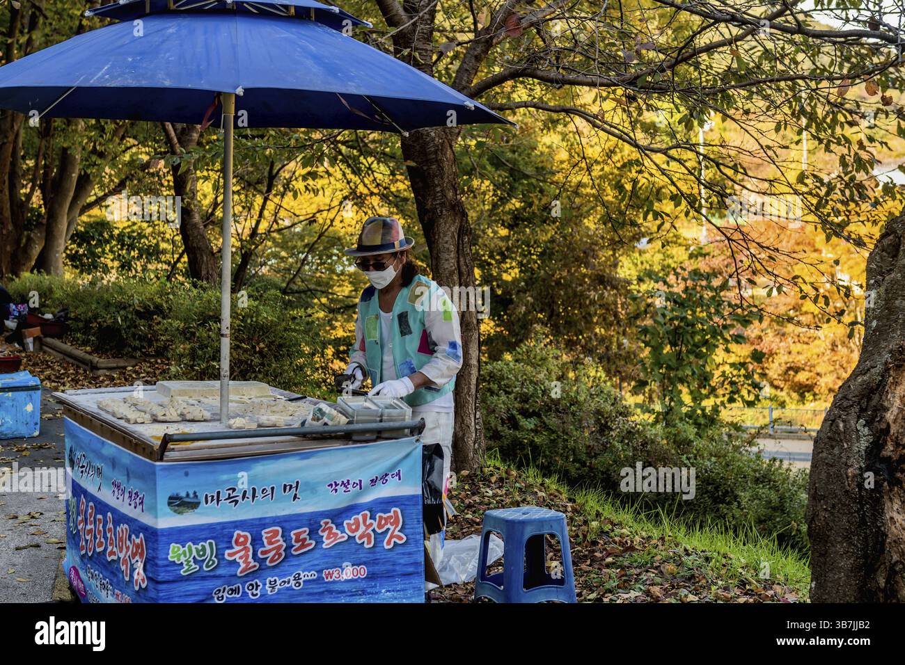 Gongju, Corée du Sud. 18 octobre 2020 : vendeur de rue non identifié vendant de la taffy d'eau salée au temple de Makoksa Banque D'Images