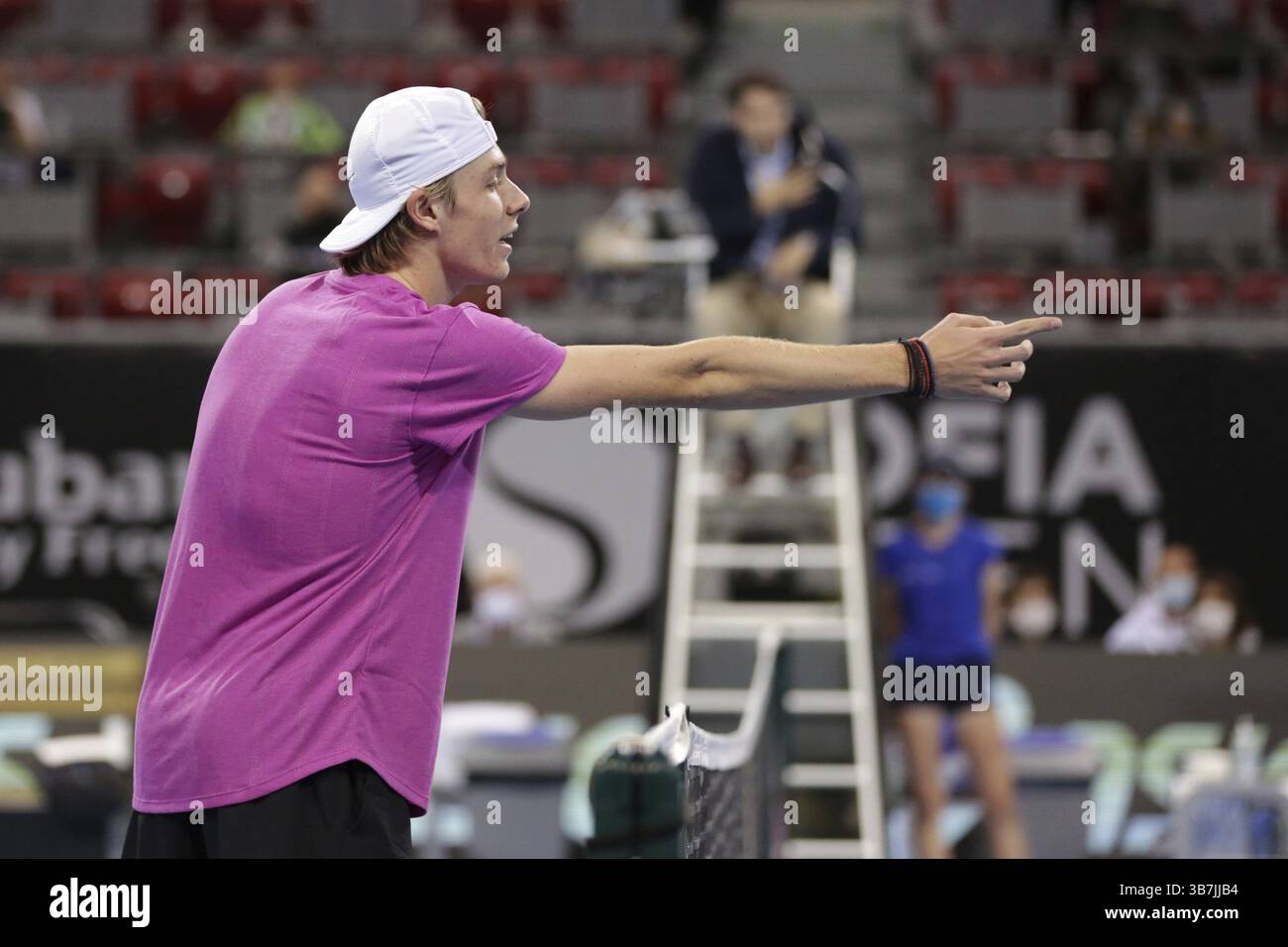 Sofia, Bulgarie - 10 novembre 2020 : Denis Shapovalov, du Canada, fait valoir avec l'arbitre un des points qu'il a perdus lors de son match ouvert de Sofia ATP 250 Banque D'Images