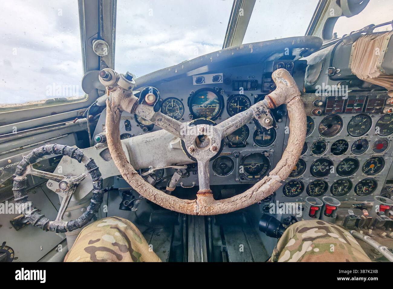 Ancien cockpit d'avion il-18 vintage avec instruments analogiques Banque D'Images