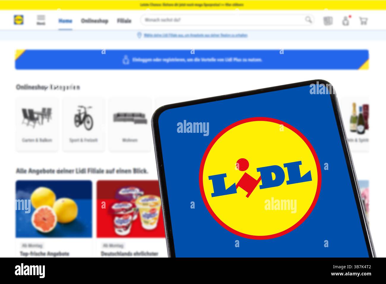 Stuttgart, Allemagne - 8 février 2025 : supermarché à rabais Lidl avec boutique en ligne de commerce électronique sur un téléphone mobile et un site Web à Stuttgart, Allemagne. Banque D'Images