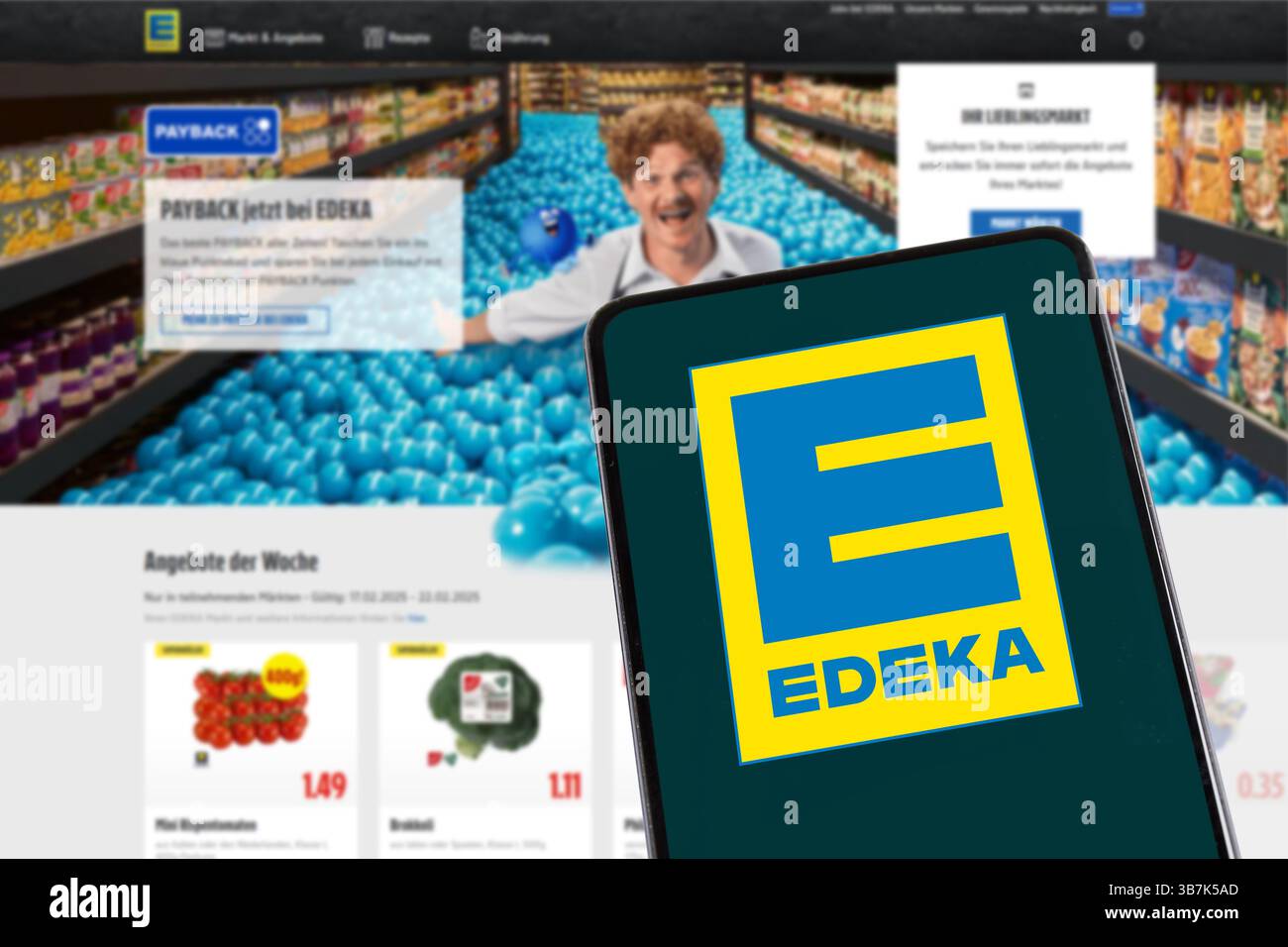 Stuttgart, Allemagne - 8 février 2025 : supermarché Edeka Market avec boutique en ligne e-commerce sur un téléphone mobile et un site Web à Stuttgart, Allemagne. Banque D'Images