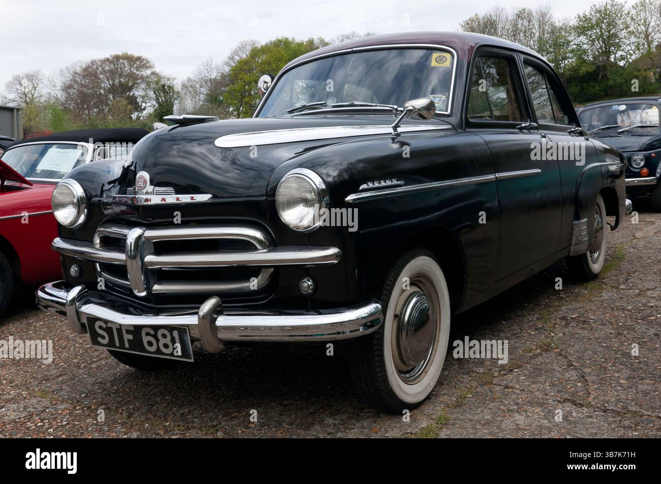 Vue de trois quarts de face d'un Black, 1954, Vauxhall Velox EIPV série, exposé au Brooklands Museum pendant le rassemblement classique de Pâques Banque D'Images