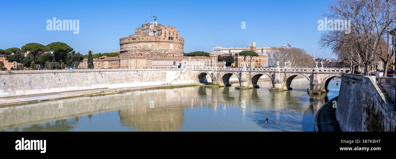 Château historique de Sant'Angelo avec pont Ponte Sant'Angelo et panorama sur le Tibre à Rome, Italie Banque D'Images