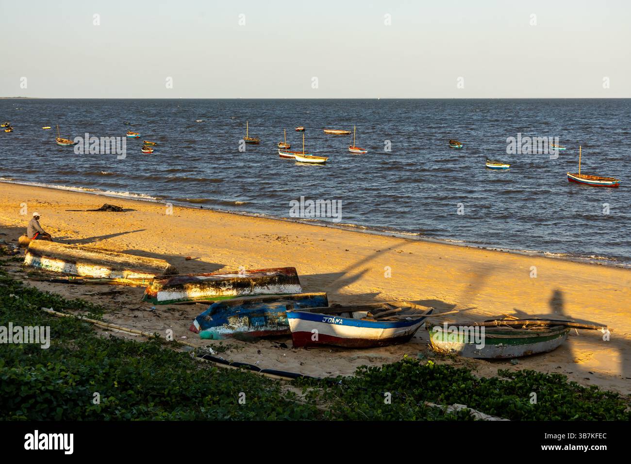 Petit port de pêche à Maputo avec quelques bateaux échoués en toute sécurité au-dessus de la marque de marée haute et d'autres encore dans l'eau. Banque D'Images