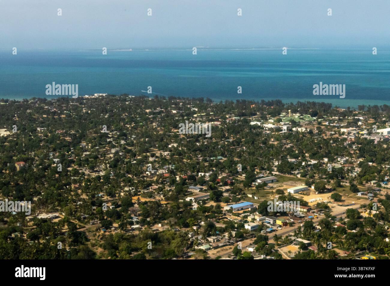 Vue aérienne sur la ville côtière de Vilanculos le long de la côte du Mozambique contre les eaux bleues vives de l'océan Indien. Banque D'Images