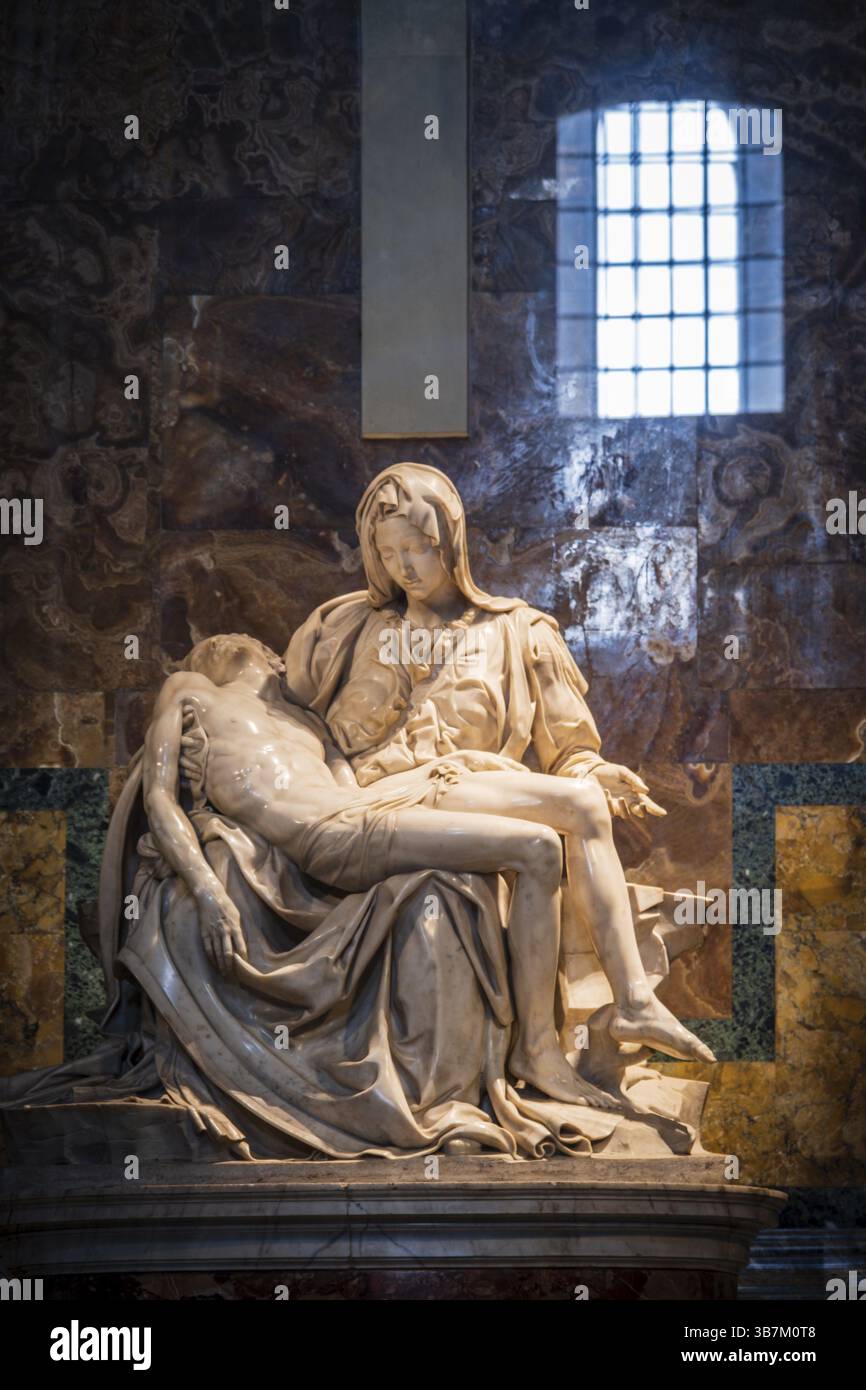 Pieta del Vaticano, groupe de sculptures en marbre réalisé par Michel-Ange, basilique papale de Saint-Pierre, État de la Cité du Vatican, Rome, Latium, Italie Banque D'Images