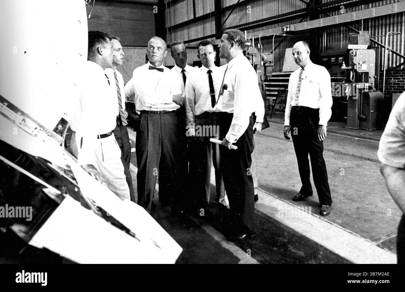Wernher von Braun était un scientifique allemand. Pendant la seconde Guerre mondiale, lui et son équipe ont étudié et perfectionné la première fusée du monde (la V-2). À la fin de la guerre, ses connaissances ont été recherchées à la fois par l'URSS et les États-Unis. Von Braun se rendit aux Américains et il devint partie intégrante de leur programme spatial jusqu'à sa mort en 1977. Le voici avec (de l) astronautes Walter Schirra, Alan Shepard, John Glenn, Scott Carpenter, Gordon Cooper, Nspecting la fusée Mercury-Redstone. Banque D'Images