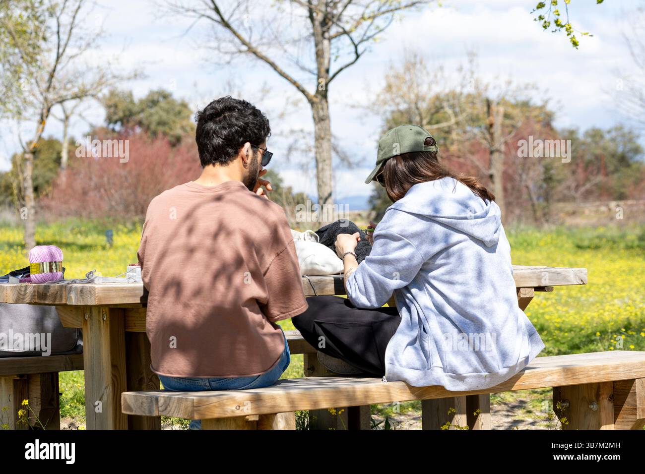 Les jeunes apprennent le travail au crochet à Madrid Banque D'Images