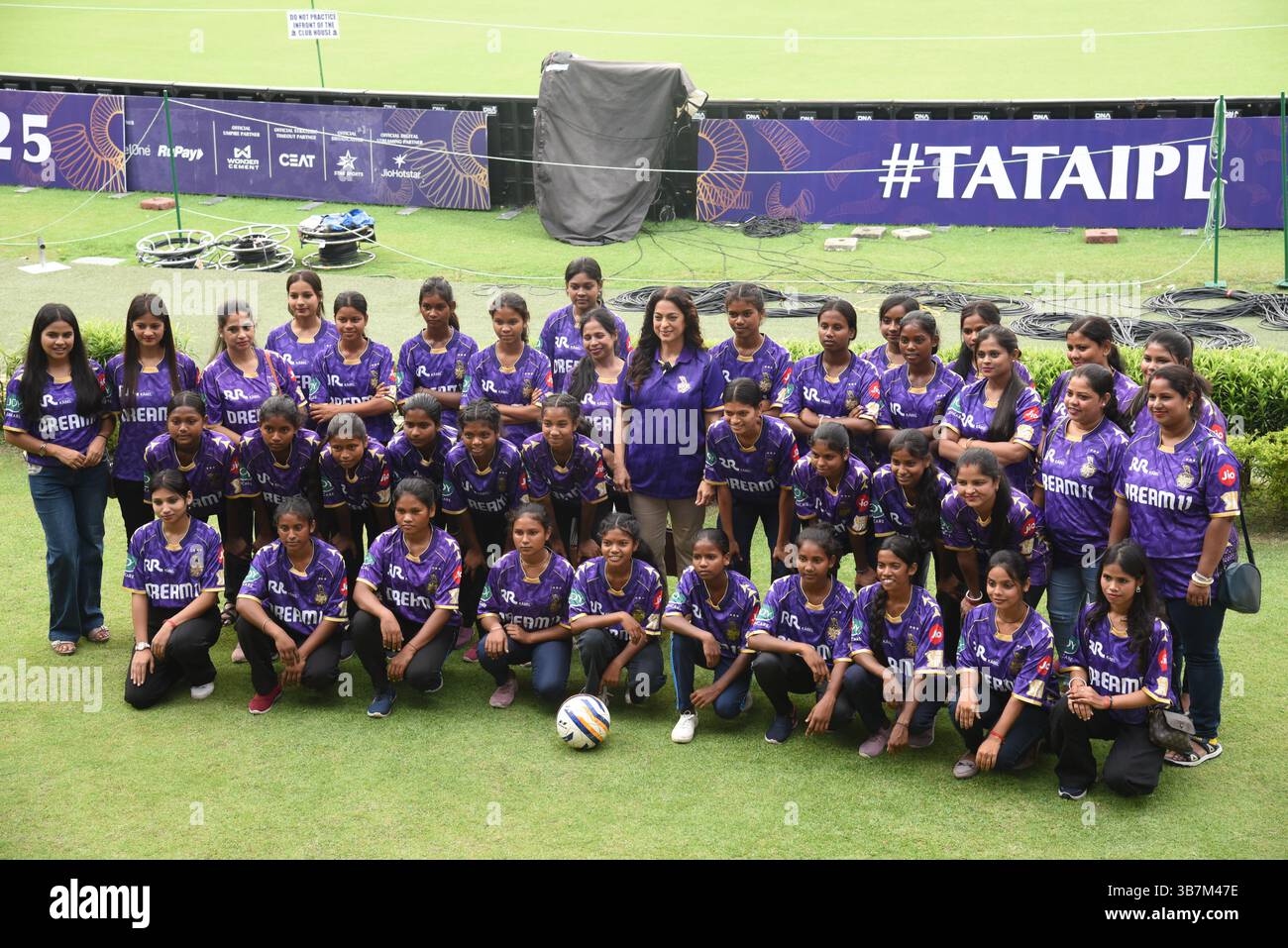 Kolkata, Inde. 06 mai 2025. Juhi Chawla, actrice de Bollywood et copropriétaire de KKR, avec 40 Shahoshi Ranis, assiste à la séance d'entraînement et interagit avec les joueurs à Eden Gardens à Kolkata, en Inde, le 6 mai 2025. (Photo de Debajyoti Chakraborty) crédit : NurPhoto SRL/Alamy Live News Banque D'Images