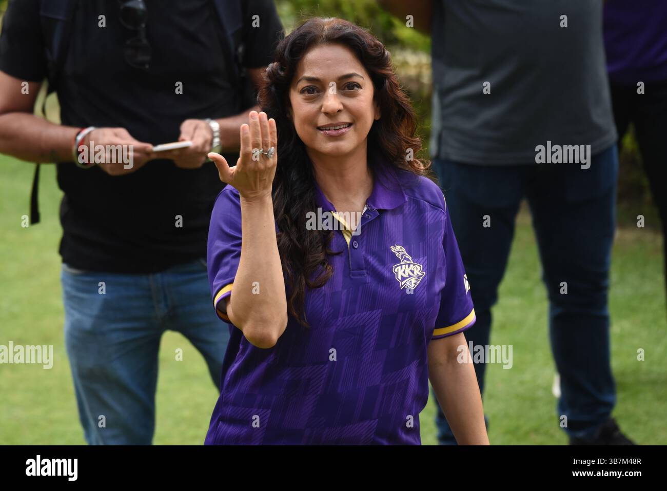 Kolkata, Inde. 06 mai 2025. Juhi Chawla, actrice de Bollywood et copropriétaire de KKR, assiste au programme organisé par KKR. Quarante Ranis Shahoshi assistent à la séance d'entraînement et interagissent avec les joueurs à Eden Gardens à Kolkata, en Inde, le 6 mai 2025. (Photo de Debajyoti Chakraborty)0 crédit : NurPhoto SRL/Alamy Live News Banque D'Images