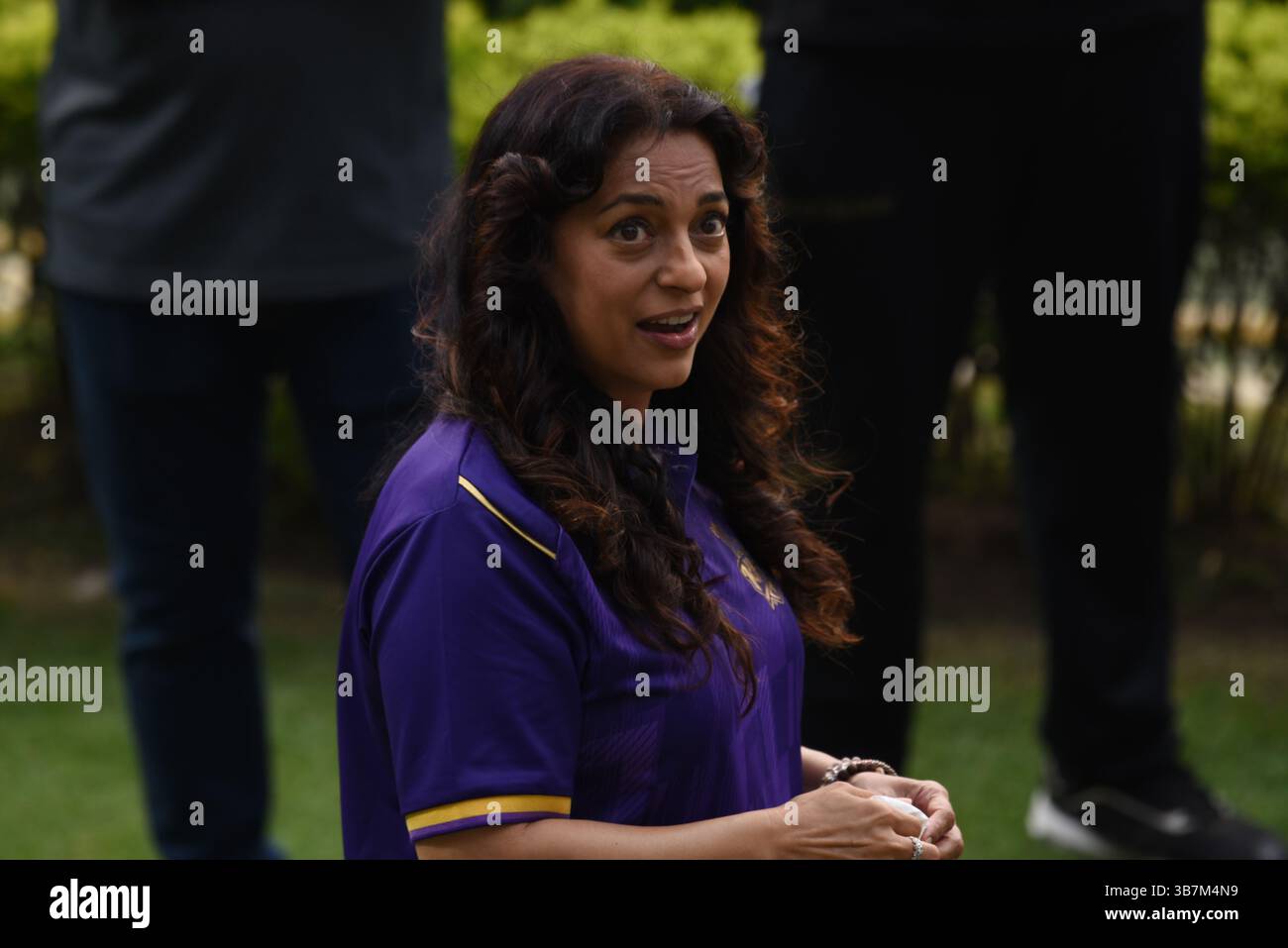 Kolkata, Inde. 06 mai 2025. Juhi Chawla, actrice de Bollywood et copropriétaire de KKR, assiste au programme organisé par KKR. Quarante Ranis Shahoshi assistent à la séance d'entraînement et interagissent avec les joueurs à Eden Gardens à Kolkata, en Inde, le 6 mai 2025. (Photo de Debajyoti Chakraborty)0 crédit : NurPhoto SRL/Alamy Live News Banque D'Images