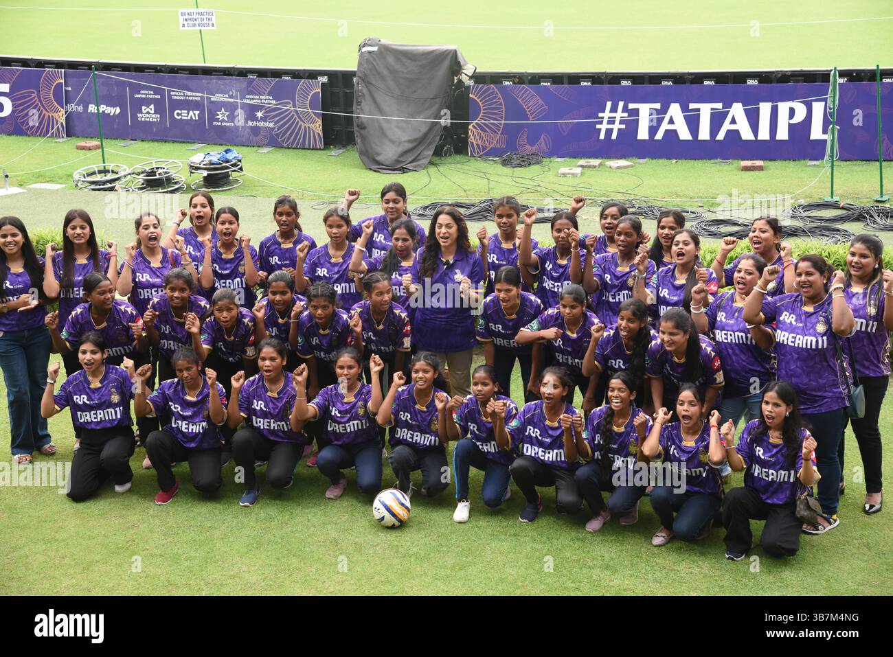 Kolkata, Inde. 06 mai 2025. Juhi Chawla, actrice de Bollywood et copropriétaire de KKR, avec 40 Shahoshi Ranis, assiste à la séance d'entraînement et interagit avec les joueurs à Eden Gardens à Kolkata, en Inde, le 6 mai 2025. (Photo de Debajyoti Chakraborty) crédit : NurPhoto SRL/Alamy Live News Banque D'Images