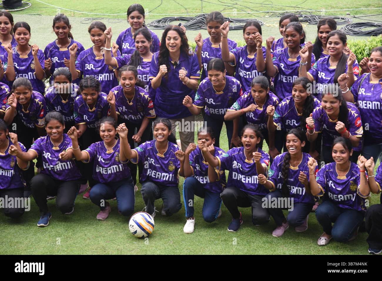 Kolkata, Inde. 06 mai 2025. Juhi Chawla, actrice de Bollywood et copropriétaire de KKR, avec 40 Shahoshi Ranis, assiste à la séance d'entraînement et interagit avec les joueurs à Eden Gardens à Kolkata, en Inde, le 6 mai 2025. (Photo de Debajyoti Chakraborty) crédit : NurPhoto SRL/Alamy Live News Banque D'Images